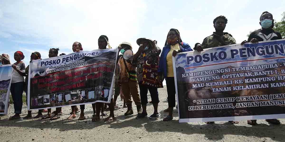 Masyarakat Tembagapura menduduki terminal bus PT Freeport Indonesia di Gorong-gorong menuntut segera dipulangkan ke kampung halamannya, Kamis (14/1/2021). Foto: Salmawati Bakri/Papua60detik